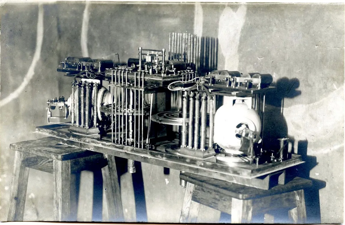 ¿Qué es un dron? (definición, tipos, historia) — Telekino de Leonardo Torres Quevedo (1903), primer mando a distancia por radio — dominio público