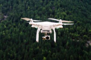 Dron volando en categoria abierta de bajo riesgo