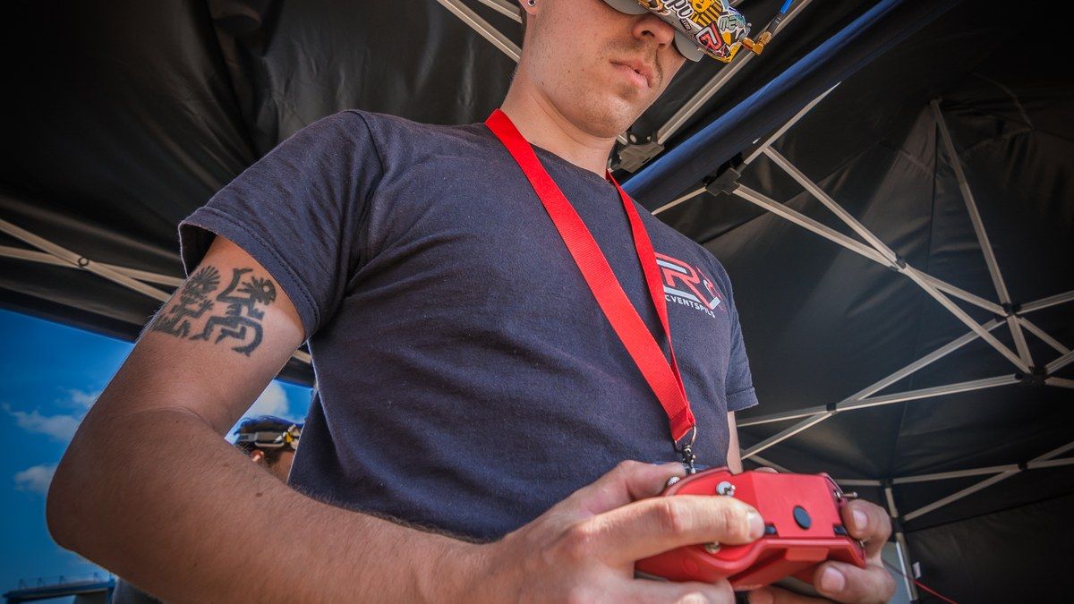 Gafas FPV usadas con simuladores de drones para entrenar