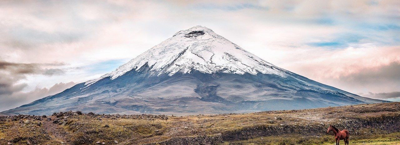 Sierra andina de Ecuador (volcan Cotopaxi): paisaje para volar drones fuera de parques nacionales