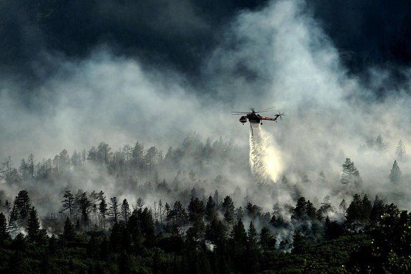 Dron en un incendio forestal con medios aereos