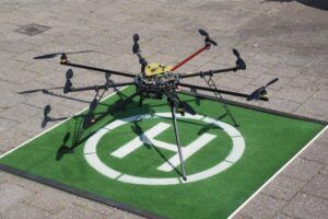 Dron de reparto en plataforma de operacion