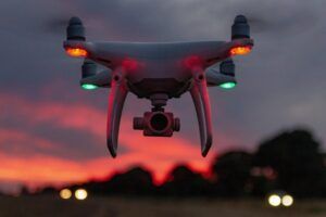 Dron de vigilancia en operacion nocturna